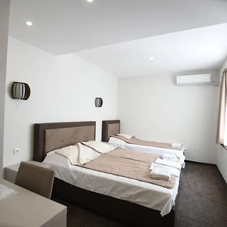 ゲストハウス Atrijum And クラドヴォ