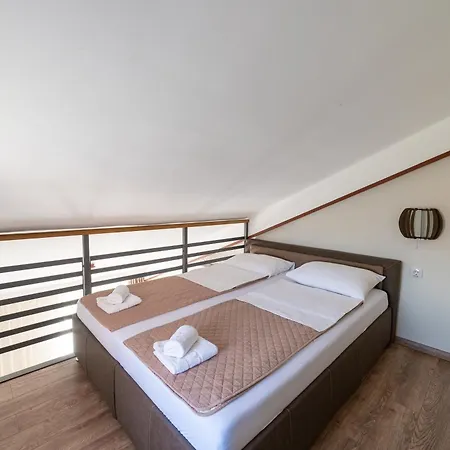 Atrijum And クラドヴォ