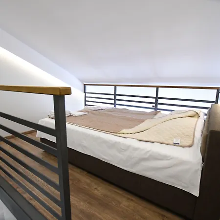 ゲストハウス Atrijum And 4*